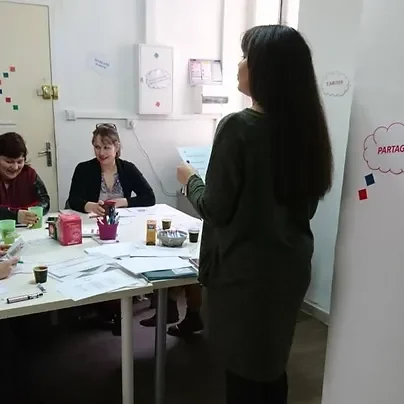 La fondatrice de Lys Conseil, Barbara Ezelis qui se tient devant ses clientes lors d'une séance de masterclass (club) dans son agence de communication 'Lys Conseil' à Deuil-la-Barre pour les accompagner et leur partager les choses à savoir.