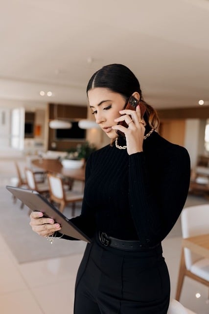 femme entrepreneure au téléphone